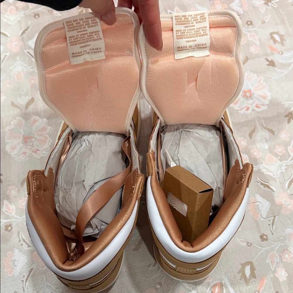 Nike Air Jordan 1 Retro High OG - Picture 4 of 8